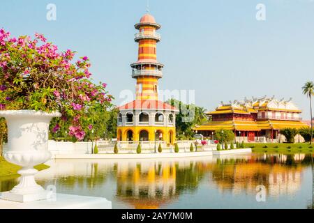 Gazebo-Turm und china-palast mit Blumen in Bang PA im Park Ayutthaya Stockfoto