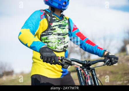 Nahaufnahme eines mtb-Radfahrers in Sporthandschuhen Vorbereitung auf ein Rennen hält das Lenkrad fest Stockfoto