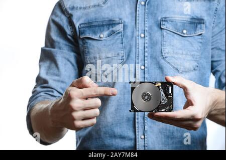 Man's Hand hält eine 2,5-Zoll-Festplatte. Isoliert auf weißem Hintergrund. Stockfoto