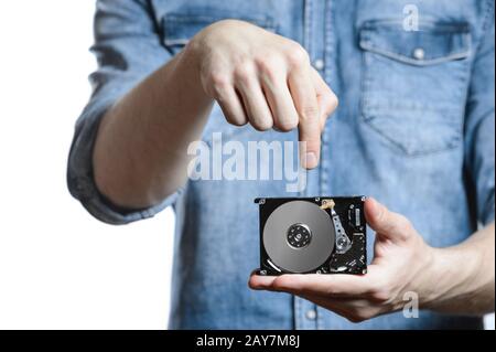 Man's Hand hält eine 2,5-Zoll-Festplatte. Isoliert auf weißem Hintergrund. Stockfoto