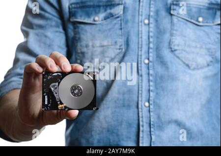 Man's Hand hält eine 2,5-Zoll-Festplatte. Isoliert auf weißem Hintergrund. Stockfoto