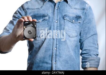 Man's Hand hält eine 2,5-Zoll-Festplatte. Isoliert auf weißem Hintergrund. Stockfoto