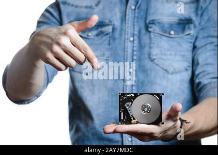 Man's Hand hält eine 2,5-Zoll-Festplatte. Isoliert auf weißem Hintergrund. Stockfoto