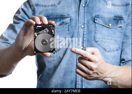 Man's Hand hält eine 2,5-Zoll-Festplatte. Isoliert auf weißem Hintergrund. Stockfoto