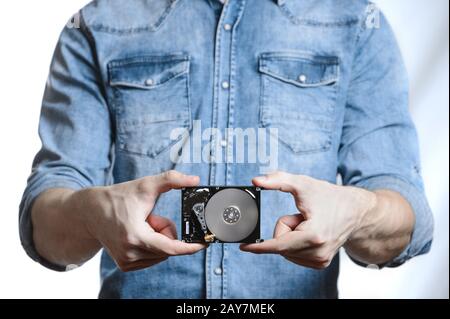 Man's Hand hält eine 2,5-Zoll-Festplatte. Isoliert auf weißem Hintergrund. Stockfoto