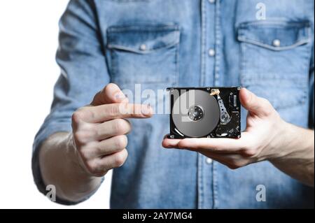 Man's Hand hält eine 2,5-Zoll-Festplatte. Isoliert auf weißem Hintergrund. Stockfoto