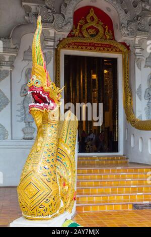 Wat Chedi Luang Chiang Mai Tempel in der Nähe des Drachen am Eingang Stockfoto