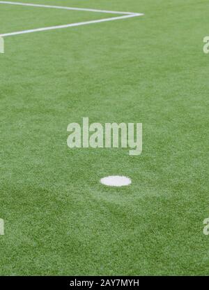 Nahaufnahme auf dem Fußballplatz mit Kunstrasen und weißen Streifen Stockfoto