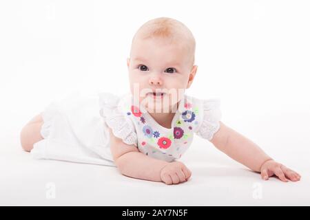 Kleines Mädchen auf weißem Hintergrund in einem eleganten Kleid Stockfoto