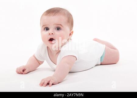 Baby im Körper liegen auf dem Bauch auf einem weißen Hintergrund und Stockfoto