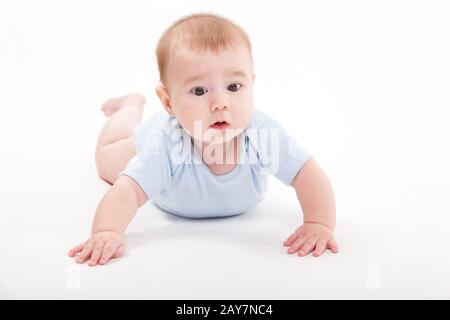 Baby im Körper liegen auf dem Bauch auf einem weißen Hintergrund und Stockfoto