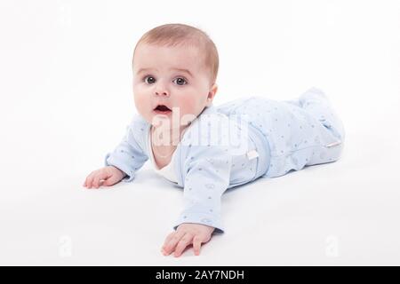 Baby im Körper liegen auf dem Bauch auf einem weißen Hintergrund und Stockfoto