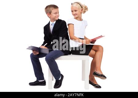 Studenten in Unternehmen passen auf weißem Hintergrund und diskutieren einen Star Stockfoto