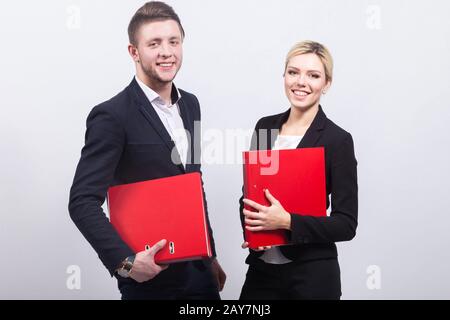 Abbildung: Team von Büroangestellten mit Dokumenten in der Hand Stockfoto