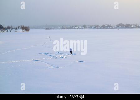 Ufer der Stadt Teich Winter Stadt Landschaft. Stockfoto