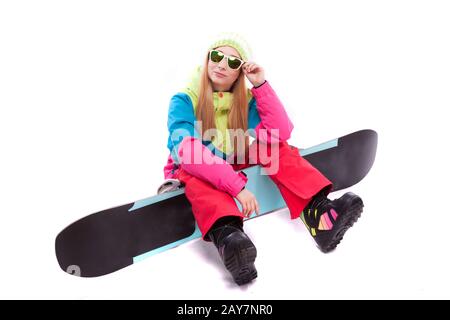 Hübsche junge Frau in Ski Snowboard Outfit und Sonnenbrillen halten Stockfoto