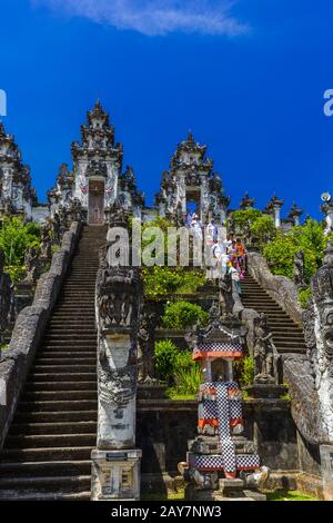 BALI INDONESIA - 27. APRIL: Tempelfeier in Lempuyang am 27. April 2016 auf Bali Island, Indonesien Stockfoto