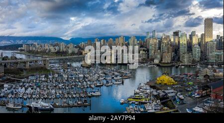 Mit Blick auf False Creek, Granville Island und Yaletown, Vancouver, British Columbia, Kanada Stockfoto