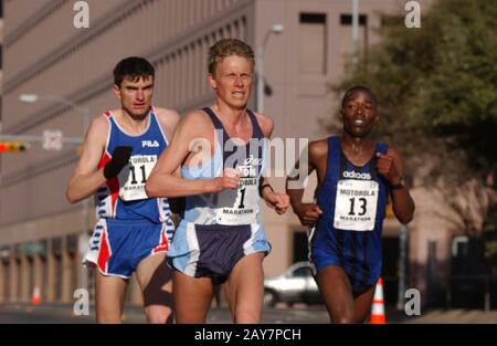 Austin, Texas 17FEB02: Elite-Marathonläufer (von links nach rechts) Sreten Ninkovic aus Jugoslawien (2. Platz), Andrzey Krzyscin aus Polen (1. Platz) und Charles Njeru aus Kenia (5. Platz) treten beim alljährlichen Austin Marathon an, einem 26.2 Meilen langen Rennen durch die Straßen von Austin. Über 5,000 Läufer und Wanderer und Rollstuhlfahrer traten an. ©Bob Daemmrich Stockfoto