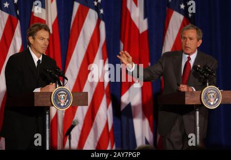 Crawford, Texas 06APR02: Der britische Premierminister Tony Blair und der US-Präsident George W. Bush treffen die Presse an der Crawford High School nach ihrem Arbeitsurlaub auf der Prairie Chapel Ranch, Bushs Western White House Ranch. ©Bob Daemmrich Stockfoto