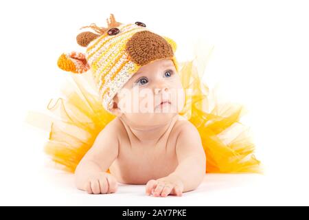 Attraktive cute baby boy in deer Kostüm liegt auf Bauch Stockfoto