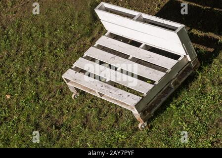 Weiße Gartenbank aus Holzpaletten - Upcycling Gartenmöbel Stockfoto