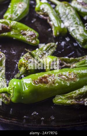 Pimientos de Padron in einer eisernen Pfanne Stockfoto