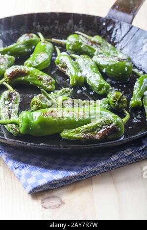 Pimientos de Padron in einer eisernen Pfanne Stockfoto