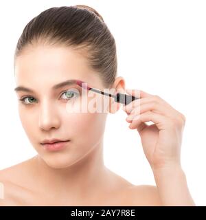 Augen-make bis gelten. Mascara auftragen Closeup, lange Wimpern. Make-up Pinsel. Isoliert. Stockfoto