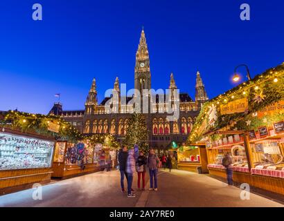 WIEN, ÖSTERREICH - 29. DEZEMBER 2016: Weihnachtsmarkt in der Nähe des Rathauses am 29. Dezember 2016 in Wien Österreich Stockfoto