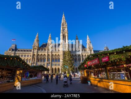 WIEN, ÖSTERREICH - 29. DEZEMBER 2016: Weihnachtsmarkt in der Nähe des Rathauses am 29. Dezember 2016 in Wien Österreich Stockfoto