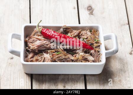 Schweinefleisch in einer Schüssel gezogen Stockfoto