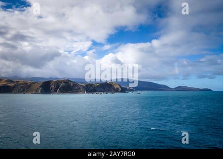 Leuchtturm auf Felsen in der Nähe von Wellington, Neuseeland Stockfoto