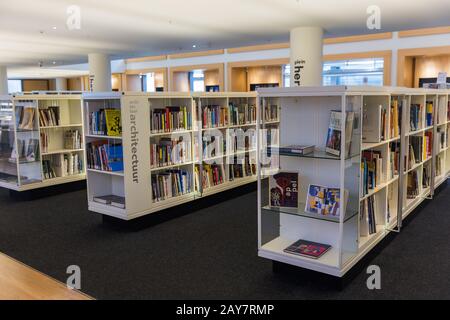 AMSTERDAM NIEDERLANDE - 25. APRIL 2017: Inneres der Zentralbibliothek am 25. April 2017 in Amsterdam Niederlande Stockfoto