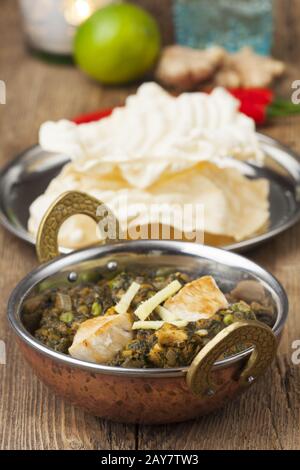 Indische Murgh Palak Gericht mit Reis Stockfoto