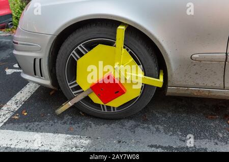 Karlsbad, Tschechien - 30. Oktober 2017: Auto mit eingeklemmtem Fahrzeugradschloss gesperrt Stockfoto