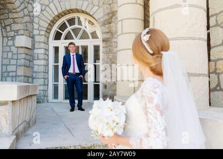 Porträt eines frisch vermählten Ehepaares auf einem Hochzeitsgang. Konzept eines glücklichen jungen Paares. Stockfoto