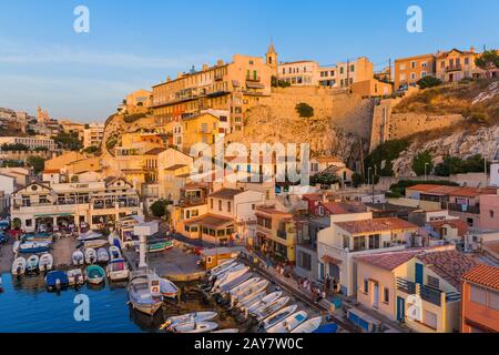 Marseille, Frankreich - 3. August 2017: Fischerboote im Hafen Vallon des Auffes Stockfoto