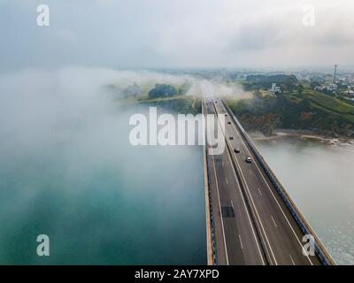 Luftaufnahme auf dos Santos Brücke bei Nebel und die Bucht. In der Nähe von Ribadeo im Norden Spaniens Stockfoto