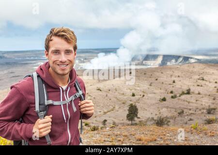 Hawaii Volcanoes National Park, Big Island mit vulkanischen Wolken und Asche aus Eruption, Touristenmann am Halemaumau-Krater in Kilauea Caldera. Stockfoto