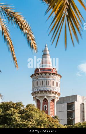 09. JULI 2018, BARCELONA, SPANIEN: Schöner Wasserturm in Barcelona Torre de les Aigues Stockfoto