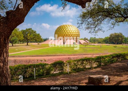 Matrimandir-Tempel im Zentrum von Auroville, an einem sonnigen Frühlings-Nachmittag ohne Menschen eingenommen, Tamil Nadu, Indien Stockfoto