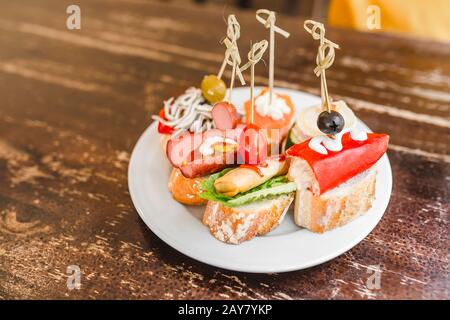 Spanisches Tapas als traditionelle Küche auf Vintage-Tisch im Restaurant Stockfoto