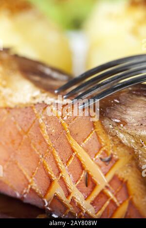 Nahaufnahme eines bayerischen Schweinebraten Stockfoto