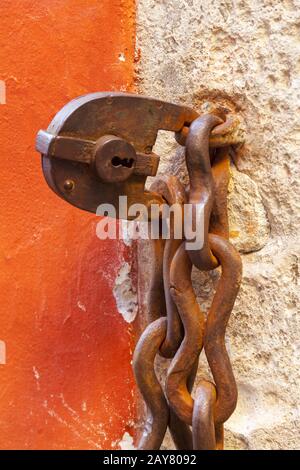 Nahaufnahme einer verrostenen alten Burg Stockfoto