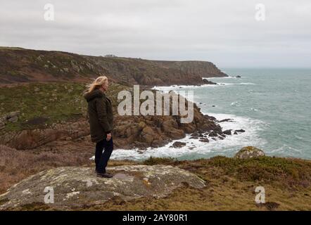 Poldark Fan nimmt die Ansichten von Cornwall ein Stockfoto