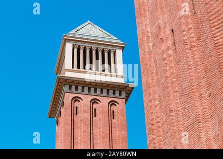 10. JULI 2018, BARCELONA, SPANIEN: Die Venetian Towers oder Torres Venecianes als eine der Hauptattraktionen für Touristen in Barcelona Stockfoto