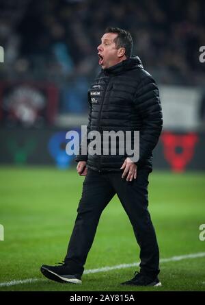 Hamburg, Deutschland. Februar 2020. Fußball: 2. Bundesliga, 22. Spieltag, FC St. Pauli - Dynamo Dresden im Millerntor-Stadion. Der Dresdner Trainer Markus Kauczinski reagiert am Rande. Kredit: Christian Charisius / dpa - WICHTIGER HINWEIS: Gemäß den Vorschriften der DFL Deutsche Fußball Liga und des DFB Deutscher Fußball-Bund ist es untersagt, im Stadion und/oder aus dem fotografierten Spiel in Form von Sequenzbildern und/oder videoähnlichen Fotoserien auszunutzen oder auszunutzen./dpa/Alamy Live News Stockfoto