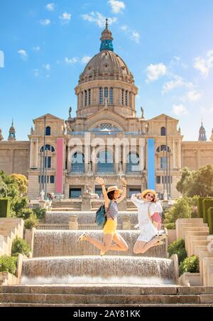 Zwei junge glückliche Frauen Touristen Freunde reisen in Barcelona, Spanien Stockfoto