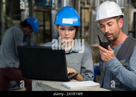 Besprechung des Arbeitsteams auf der Baustelle Stockfoto
